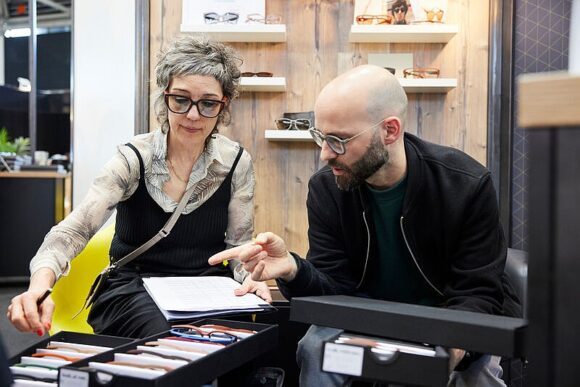 Beate Leinz von Leinz Eyewear im Beratungsgespräch – die Designerin nimmt den ersten opti BOX AWARD mit nach Haus (Bild: GHM)
